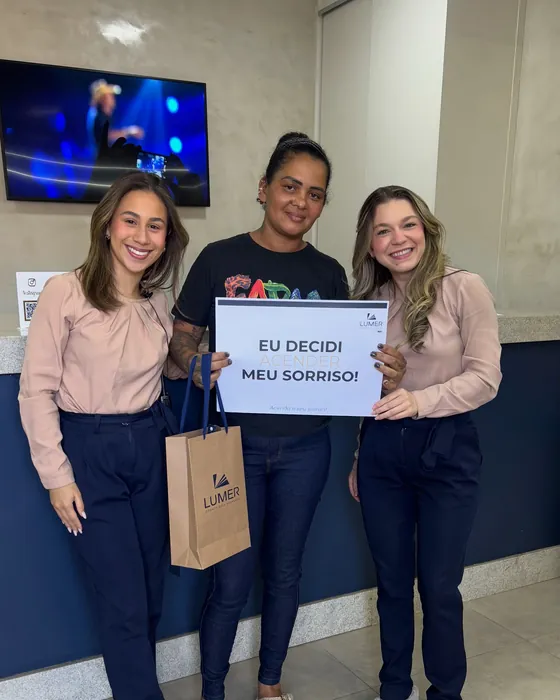 Paciente da Lumer com a placa Eu decidi meu sorriso