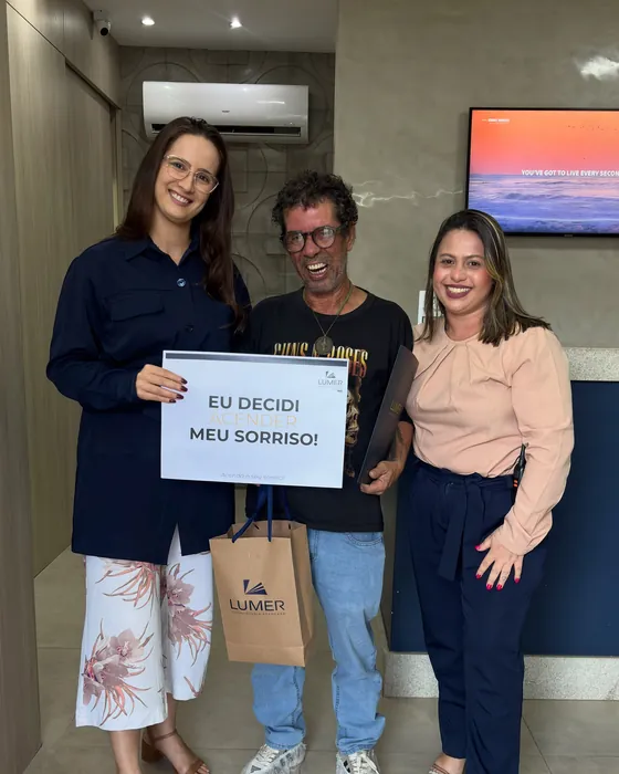 Paciente da Lumer com a placa Eu decidi meu sorriso