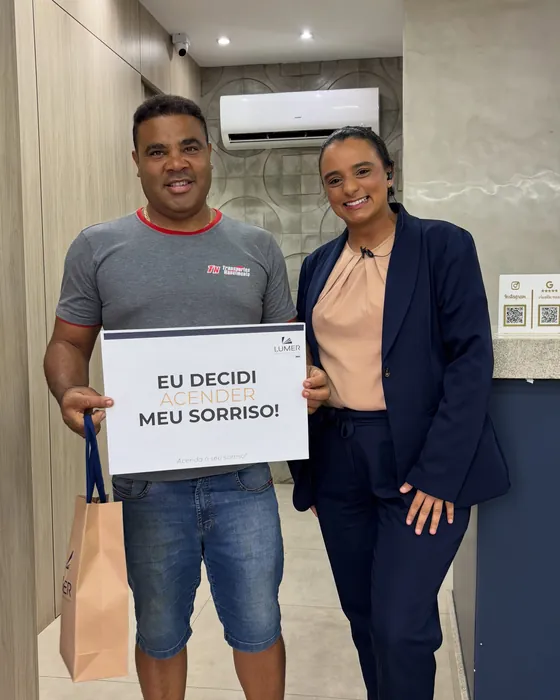 Paciente da Lumer com a placa Eu decidi meu sorriso