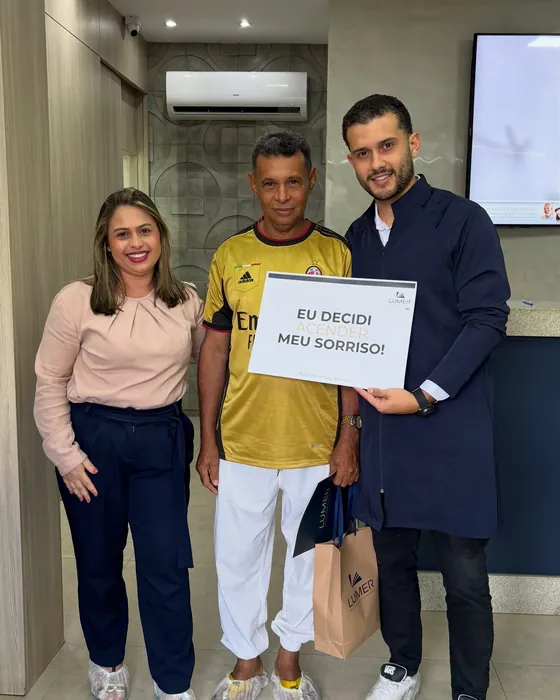 Paciente da Lumer com a placa Eu decidi meu sorriso